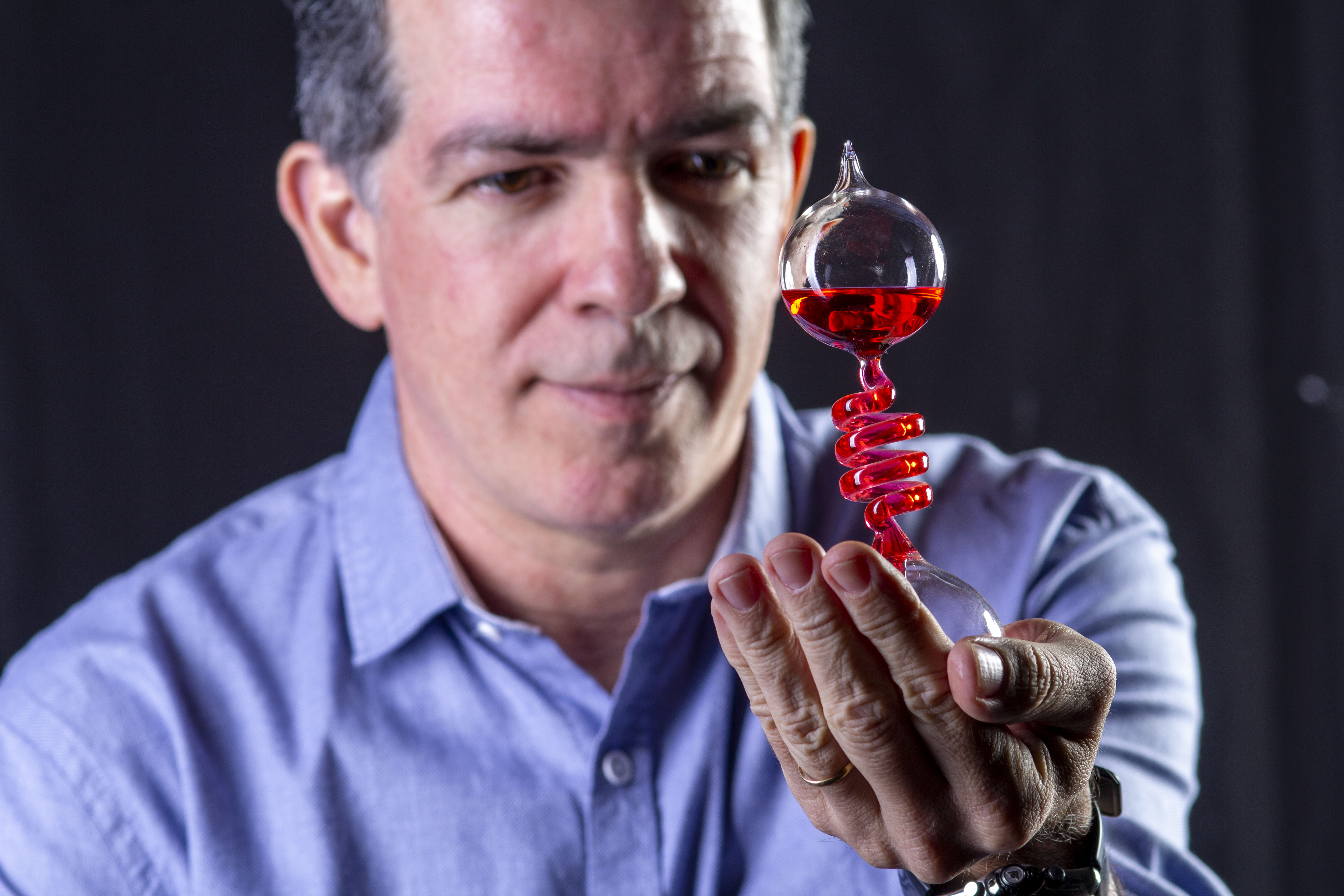 Professor Pinguim conduzindo um experimento de física